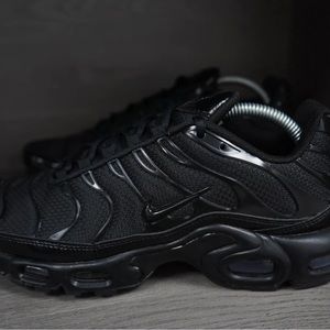 Nike air max plus triple black